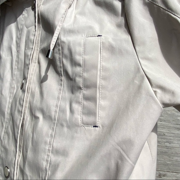 Mackintosh rain jacket with Detachable hood and large pockets. Preppy gear. - Picture 3 of 12